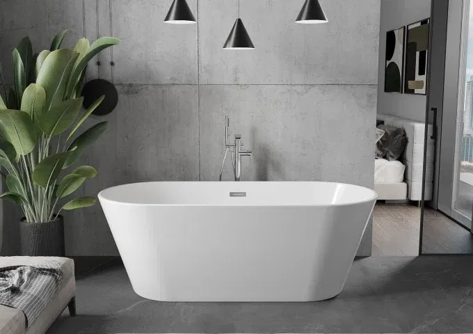 wanna wolnostojąca w szarej łazience